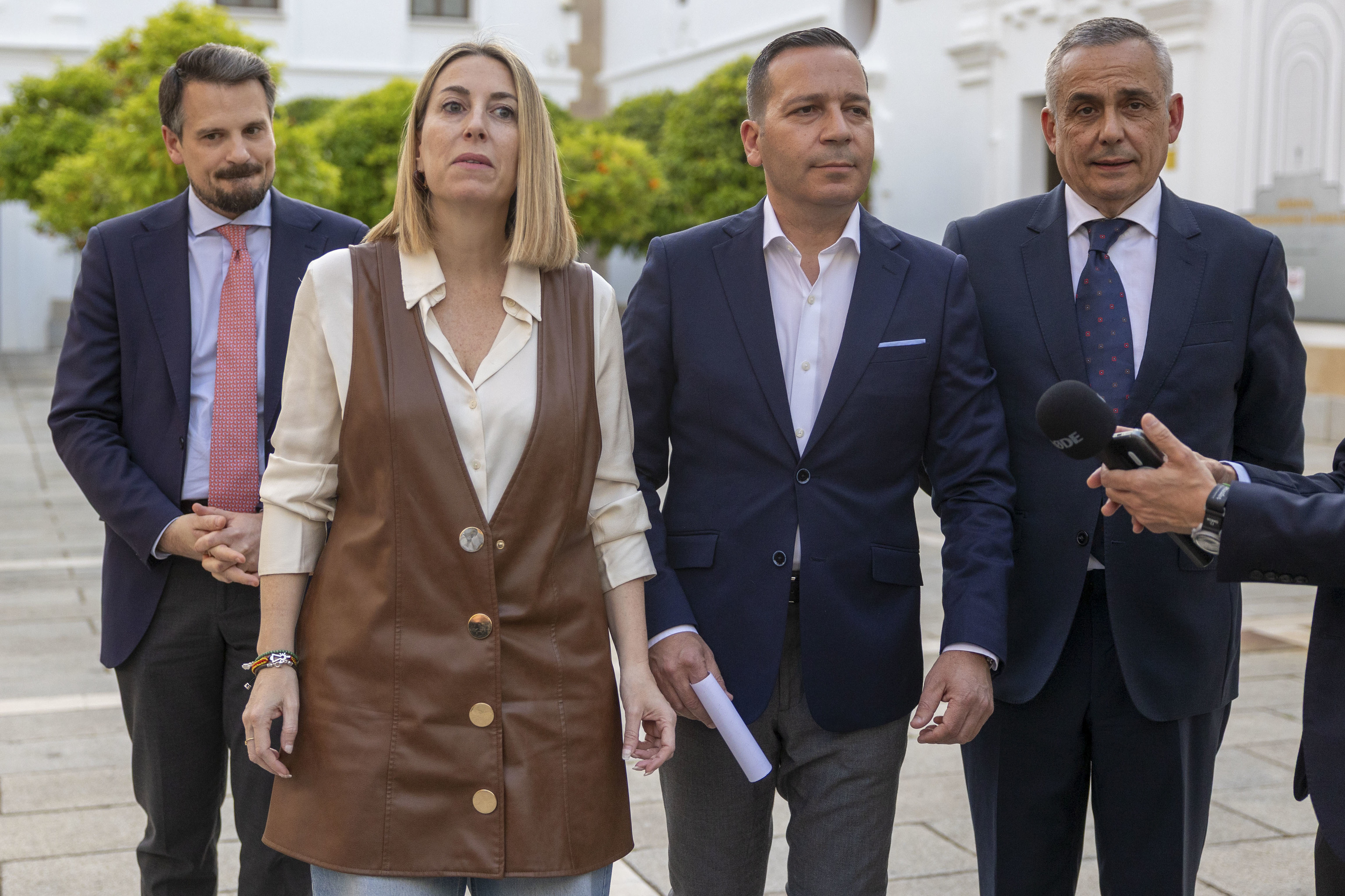 María Guardiola (PP) y Óscar Fernández (Vox).
