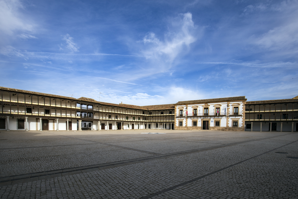 Vista panorámica de la monumental Plaza Mayor de Tembleque (iStock)