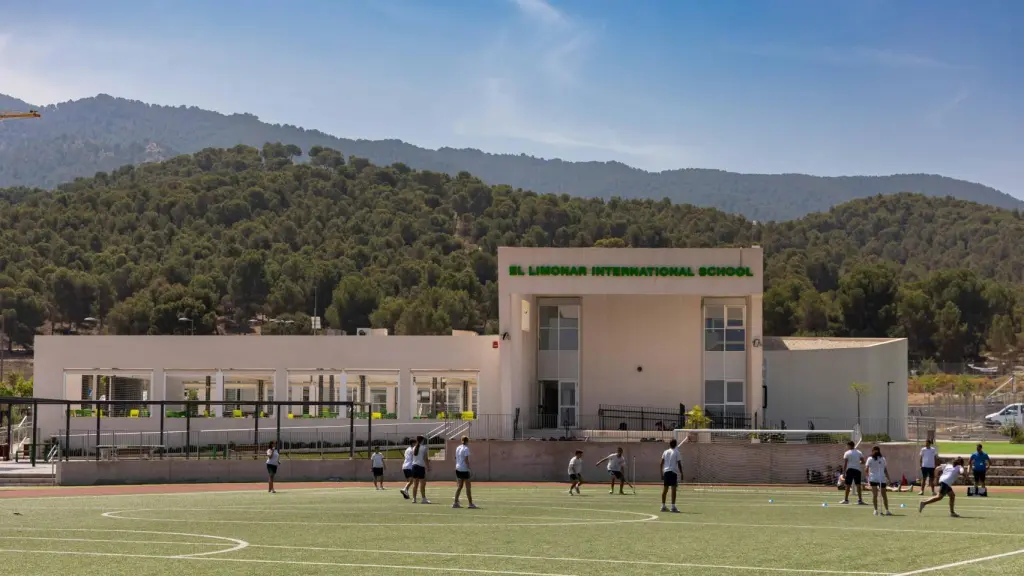 Jóvenes jugando al fútbol en las instalaciones de ELIS