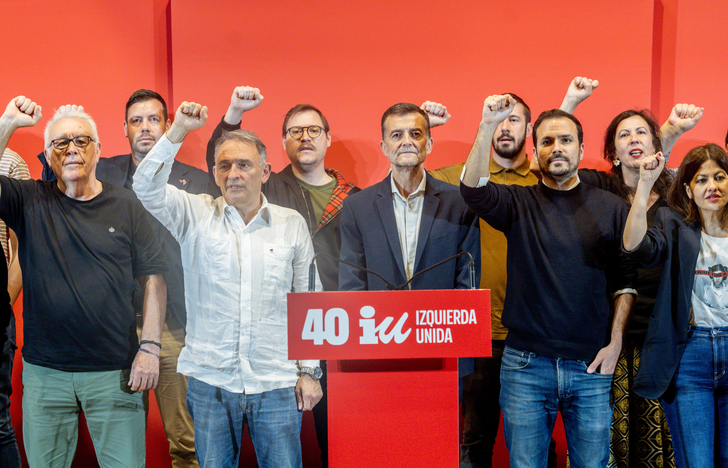El coordinador federal de IU, Antonio Maíllo (c), junto a Alberto Garzón, Enrique Santiago y Sira Rego, entre otros, durante el acto del 40 Aniversario de Izquierda Unida, en el anfiteatro de la sede de UGT (Madrid)