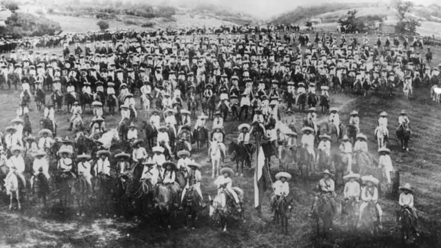 El ejército de campesinos de Pancho Villa y Emiliano Zapata, fotografiado alrededor del año 1910.