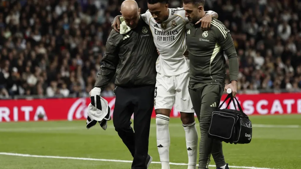 Militao, lesionado, abandona el césped con ayuda