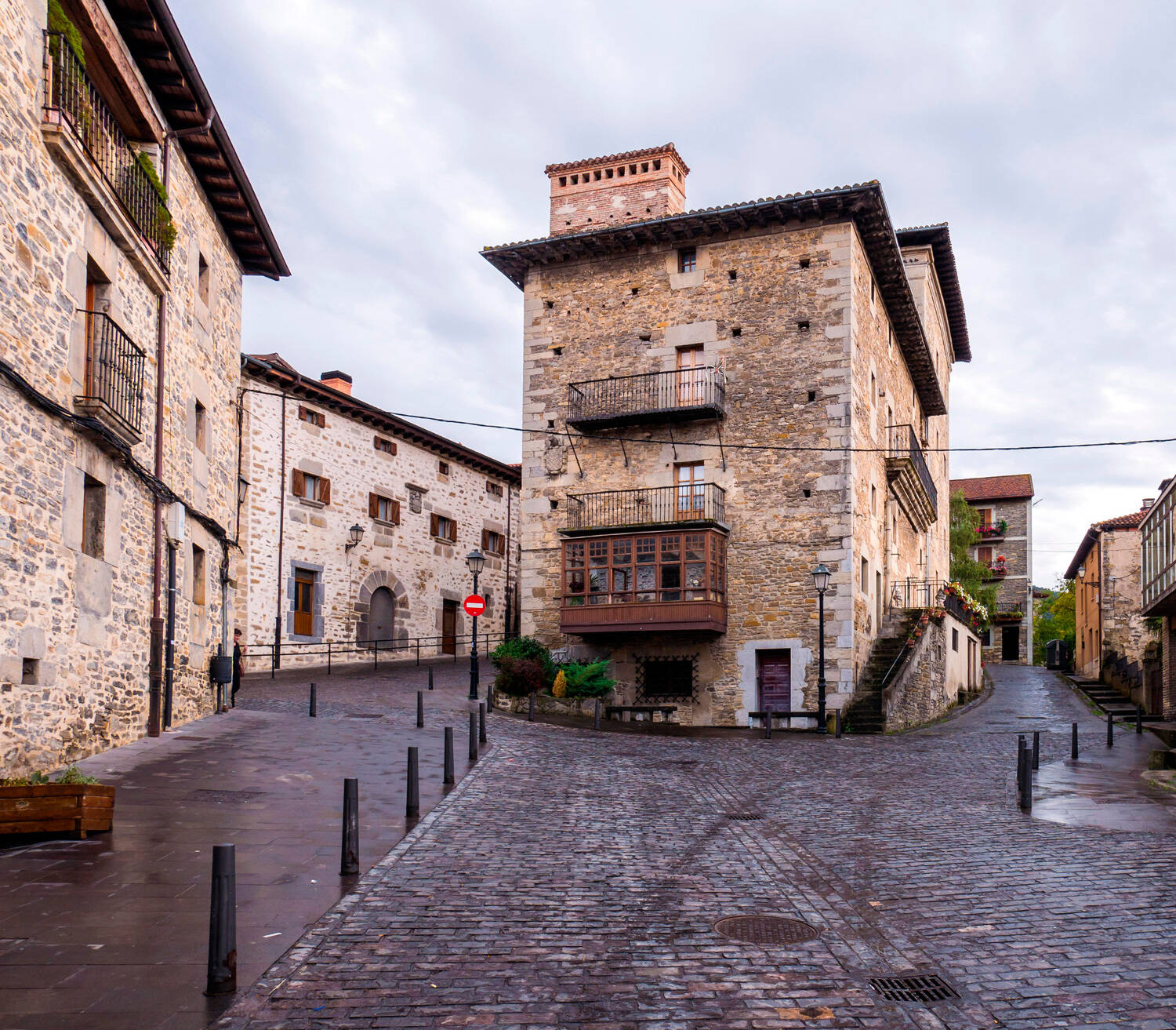 Foto: Plaza del casco antiguo de esta localidad alavesa con edificios de piedra y calles empedradas que mantienen intacto su trazado medieval. (ACEVIN)