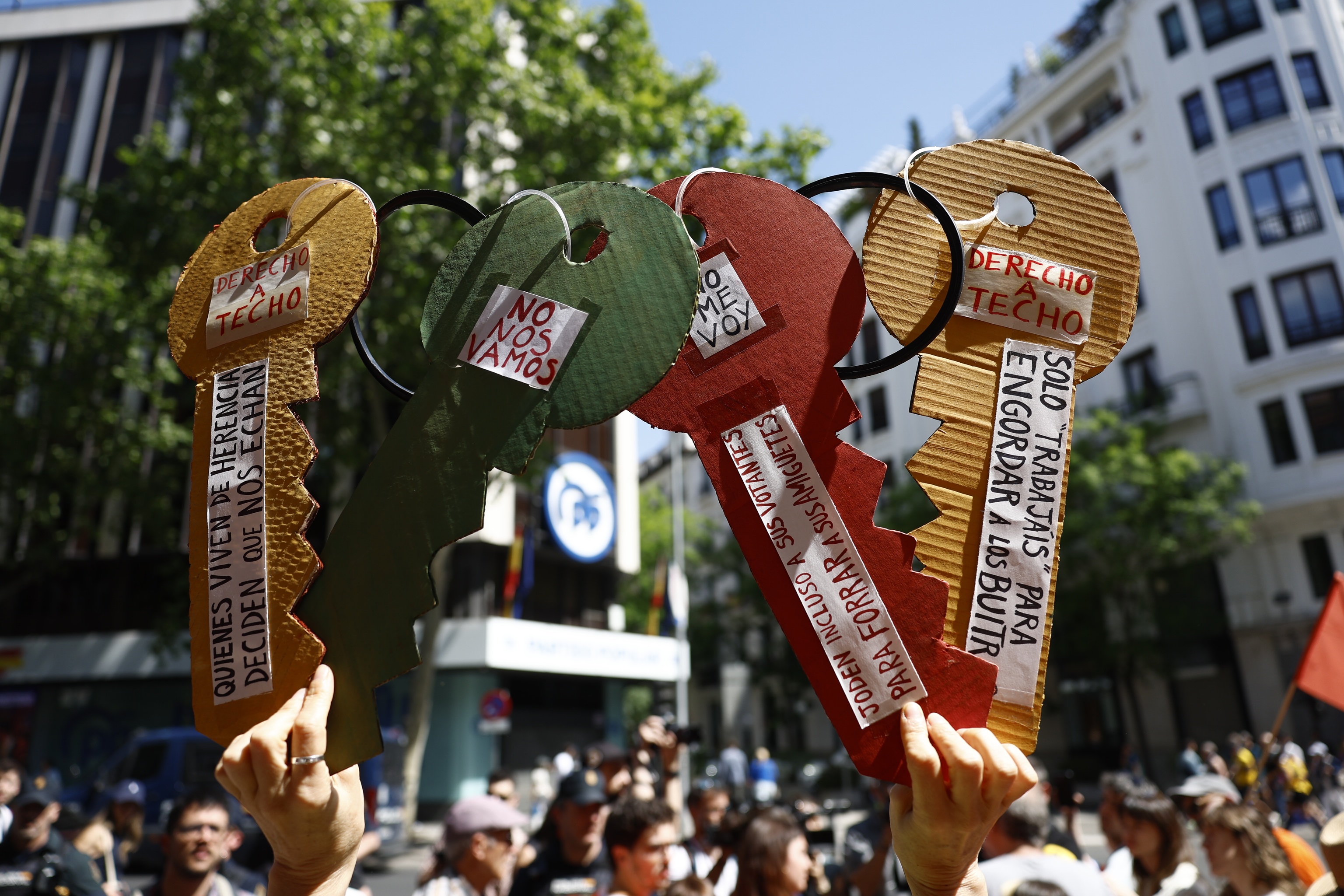 Imagen de algunos de los manifestantes esta mañana en la sede nacional del Partido Popular en la calle Génova de Madrid