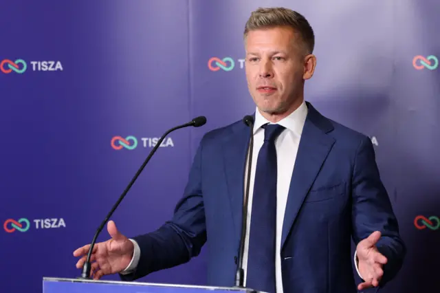 Peter Magyar, con traje y corbata azules.