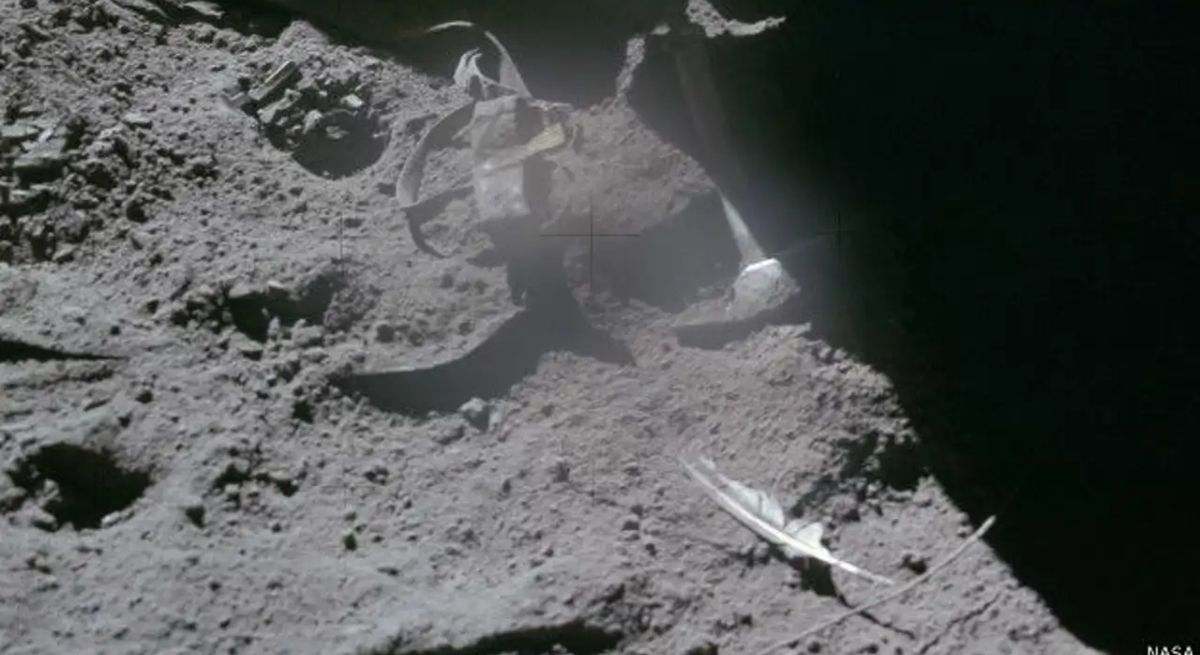 La explicación de la NASA de cómo llegó una pluma a la Luna
