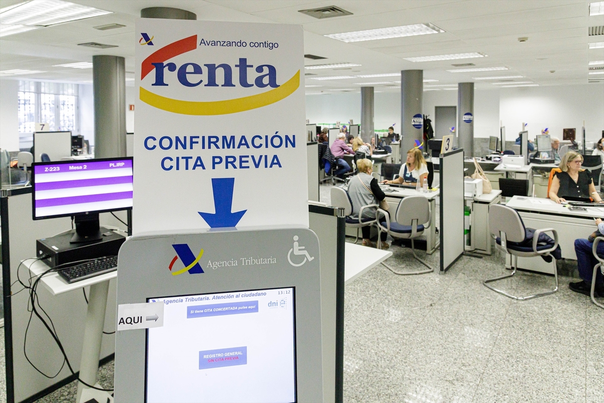 Varias personas son atendidas en la Agencia Tributaria para presentar la declaración de la renta. (Carlos Luján / Europa Press)