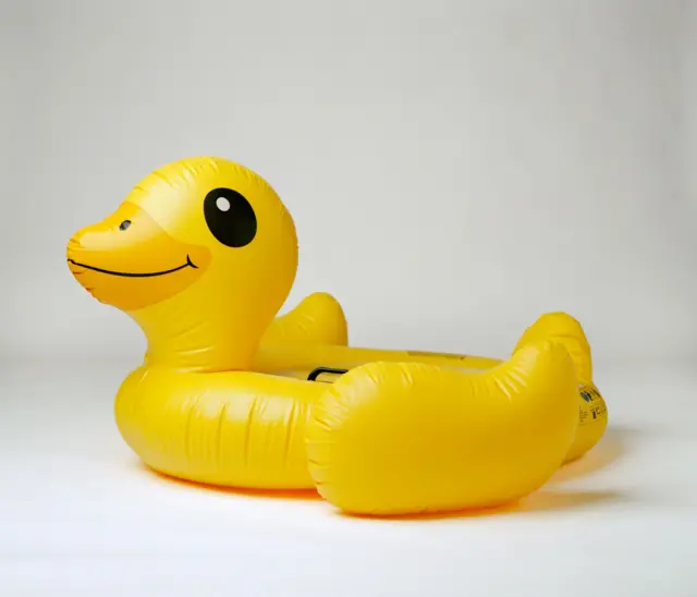 Un gran pato inflable sobre un fondo blanco.