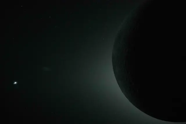 Contorno oscuro de la Luna con el resplandor del Sol por detrás y Venus como un punto brillante en la esquina inferior izquierda.