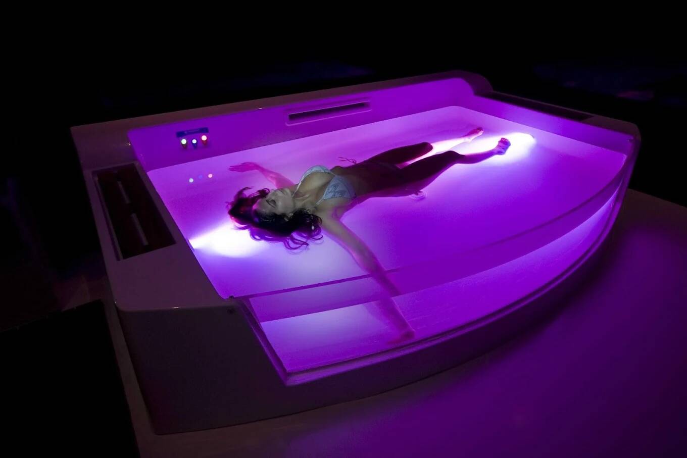 Foto: El centro, especializado en flotación terapéutica, utiliza esta técnica para favorecer la relajación profunda y aliviar dolencias físicas. (Google)