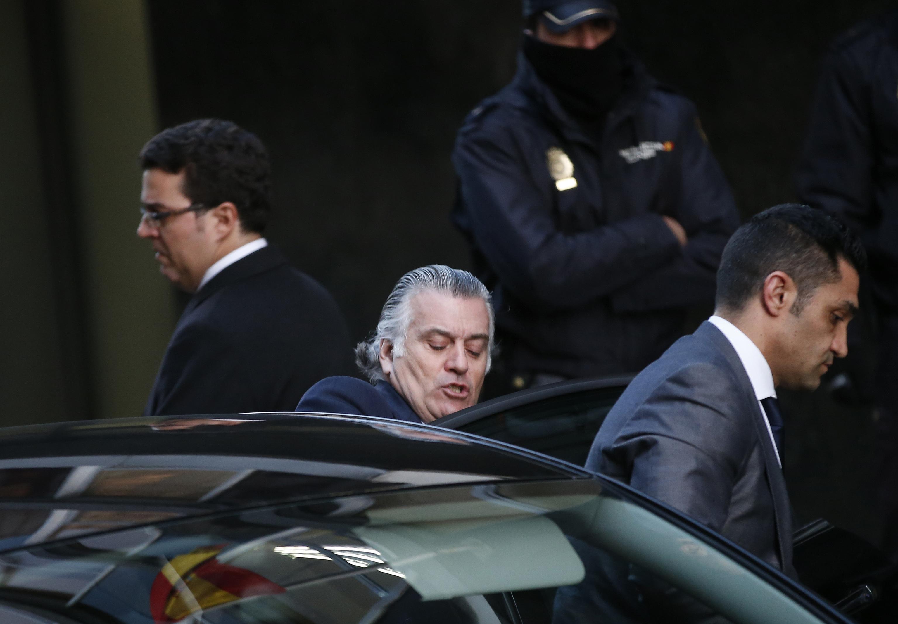Sergio Ríos, junto a Luis Bárcenas tras una declaración del ex tesorero del PP en el Supremo.