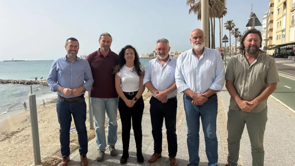 Juan Franco (izquierda) junto con Laura Román, Javier Vidal y otros compañeros del partido, esta semana en Cádiz.