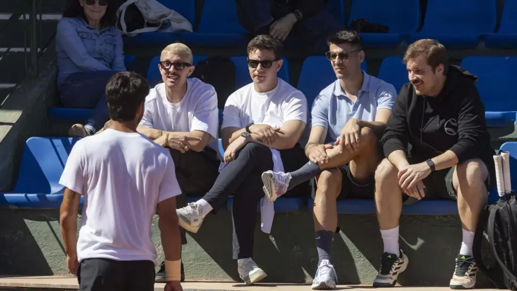 Álvaro Morata, en el medio, siguiendo un entrenamiento de Carlos Alcaraz en Murcia