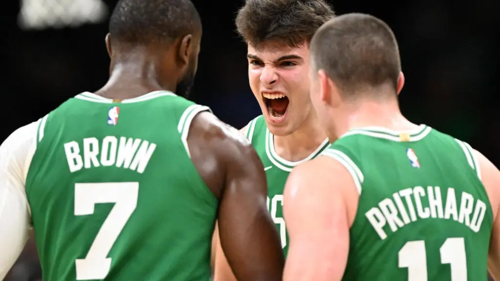 Hugo González, celebrando con sus compañeros de los Boston Celtics