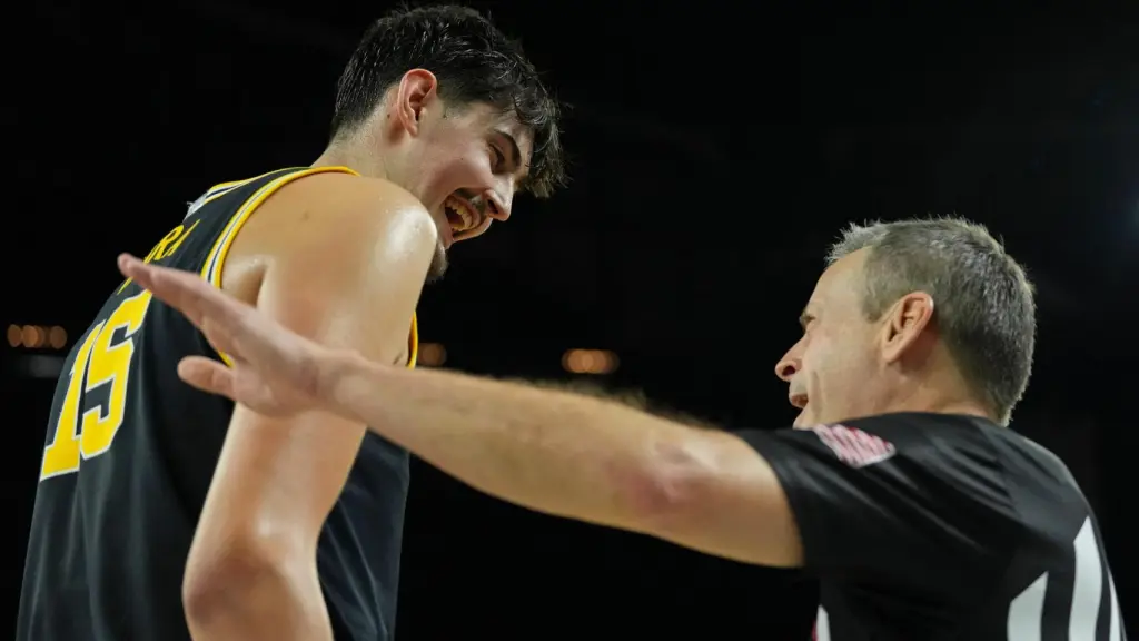 Aday Mara dialoga con uno de los árbitros del partido de la semifinal.