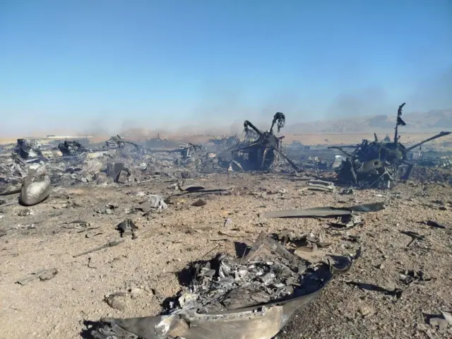 Una imagen difundida por el sitio web oficial del Cuerpo de la Guardia Revolucionaria Islámica de Irán (Sepah News) el 5 de abril de 2026 muestra, según se informa, los restos de un avión estadounidense derribado en el centro de Irán. La Guardia Revolucionaria afirmó que un avión que había estado buscando al tripulante de un caza estadounidense desaparecido.