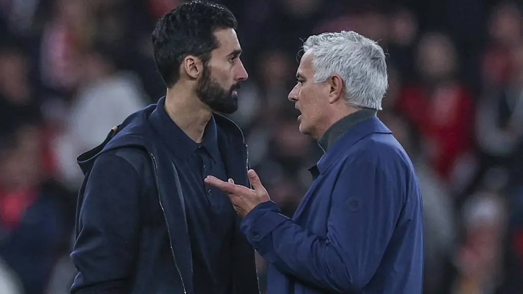 Arbeloa y Mourinho dialogan durante el Benfica - Real Madrid de Champions League