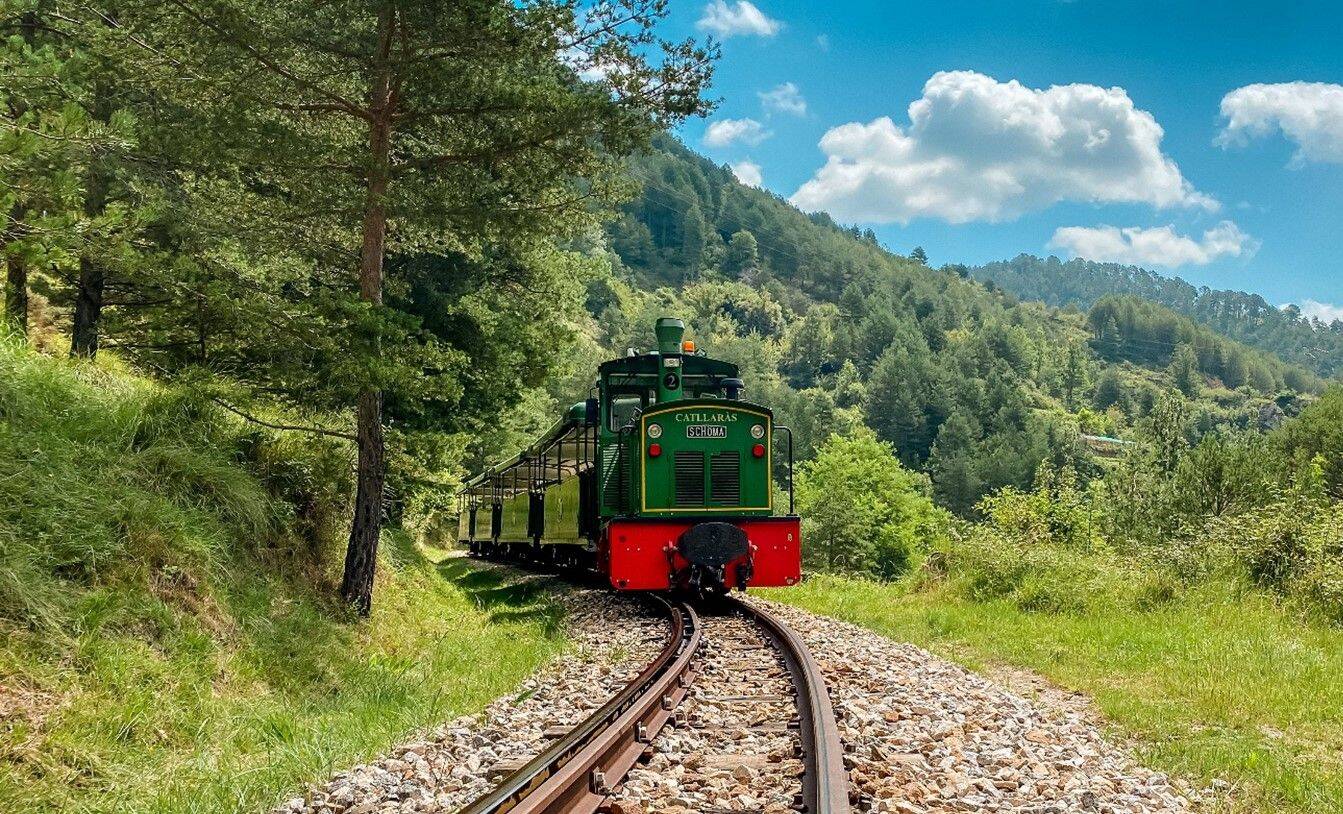 Foto: Este tren histórico recorre la montaña recordando su pasado industrial convertido hoy en ruta turística. (Turisme de Catalunya)