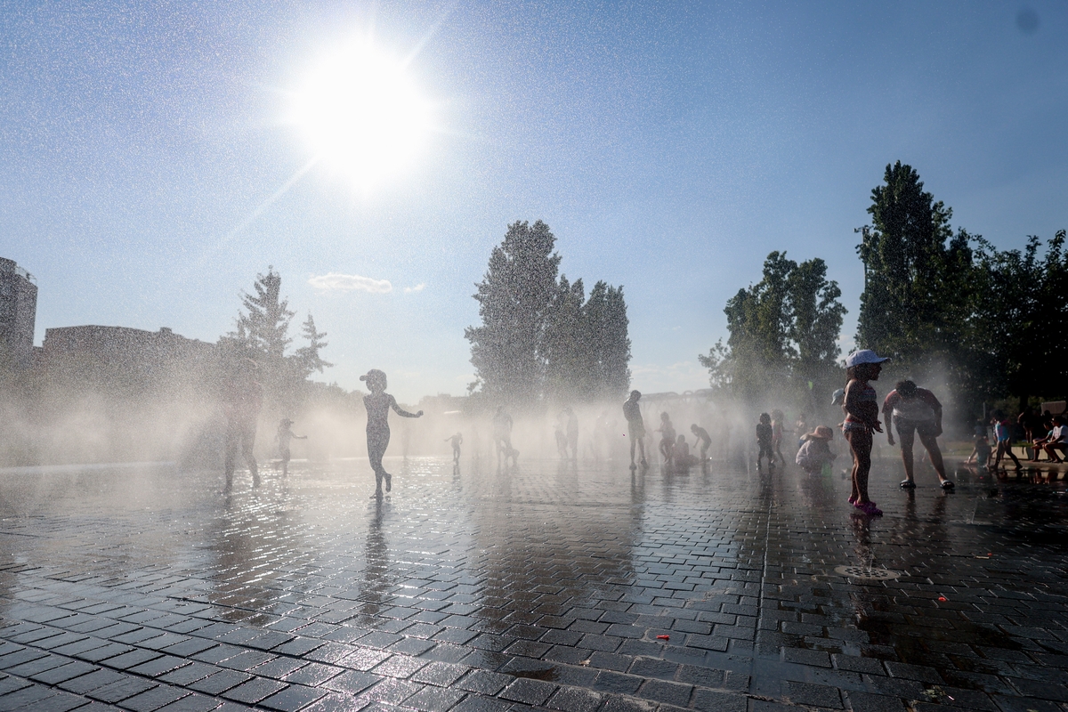 Varios niños se refrescan en una fuente durante la tercera ola de calor en Madrid, en el parque Madrid Río, a 3 de agosto de 2024. (Ricardo Rubio / Europa Press)