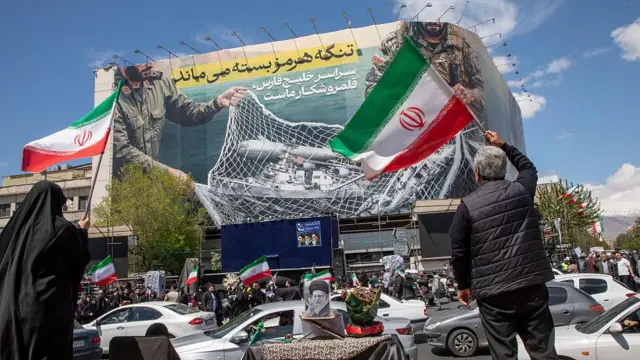 Los iraníes portan banderas nacionales mientras se congregan en la Plaza de la Revolución de Teherán, después de que Estados Unidos e Irán acordaran un alto el fuego de dos semanas, el 8 de abril de 2026 en Teherán, Irán.