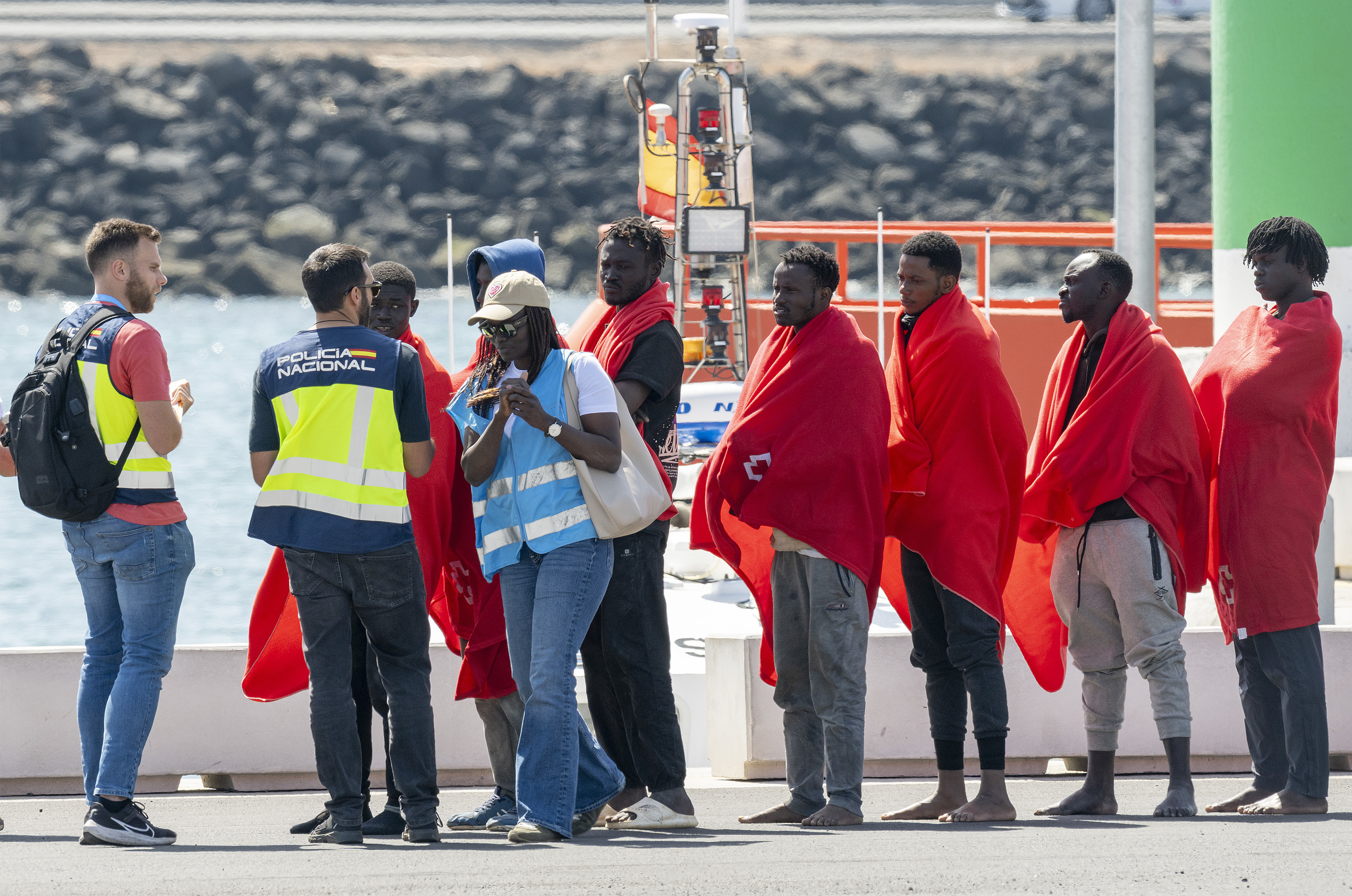 Un grupo de inmigrantes en el puerto de Arrecife tras ser rescatado el este de Lanzarote rescatados al este de Lanzarote el pasado martes.