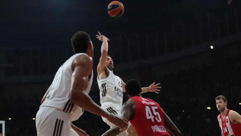 Llull entra a canasta.
