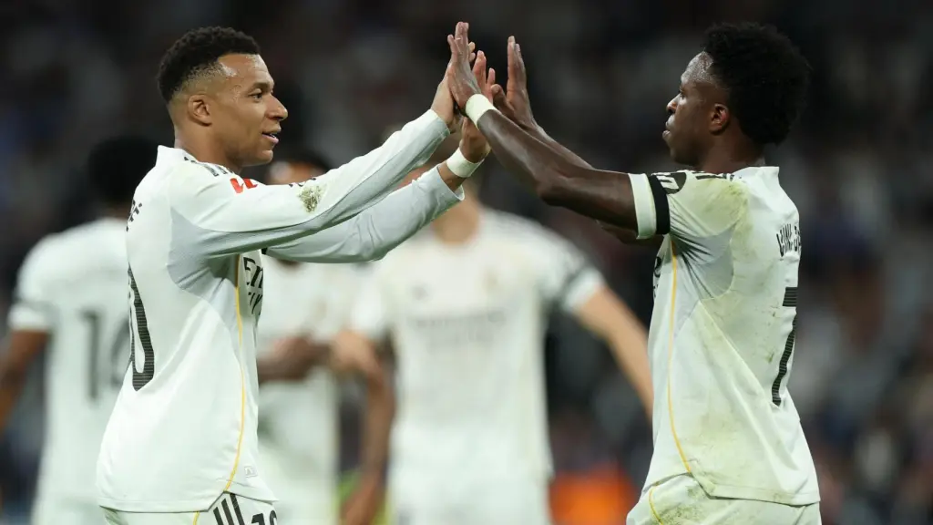 Mbappé celebra su gol con Vinicius.