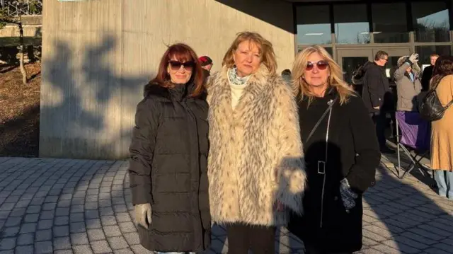 Ellen Muñoz, Peggy Gould y Debra Timms a las afueras del tribunal.