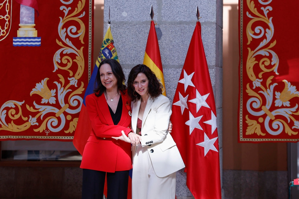 La venezolana María Corina Machado (i), Premio Nobel de la Paz, recibe de Isabel Díaz Ayuso la Medalla de Oro de la Comunidad de Madrid, este sábado en la Casa de Correos, en Madrid. EFE/Javier Lizón
