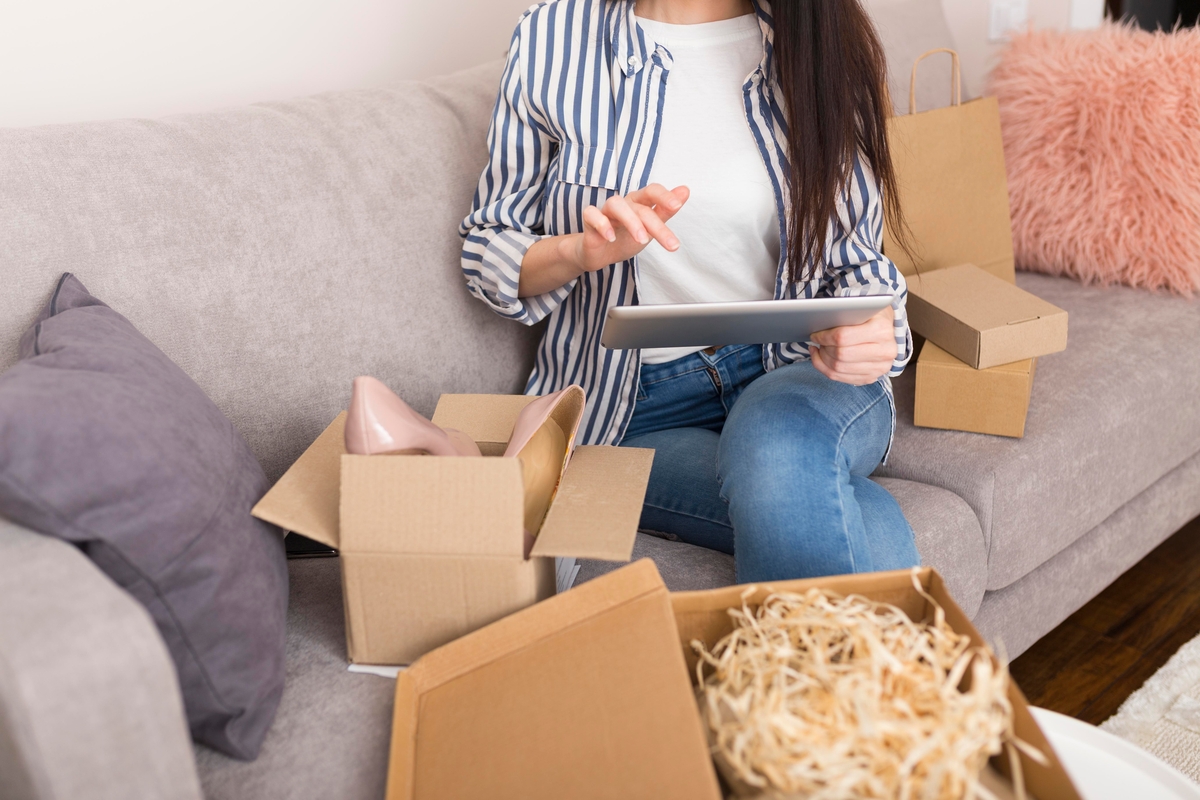 Una consumidora recibe varios paquetes de productos comprados por internet (Freepik)