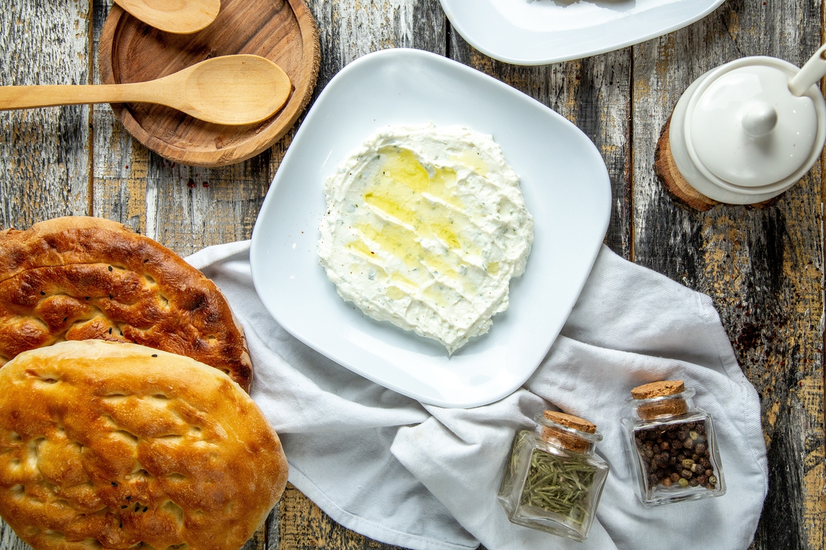 Receta de labneh con aceite de oliva (Freepik)