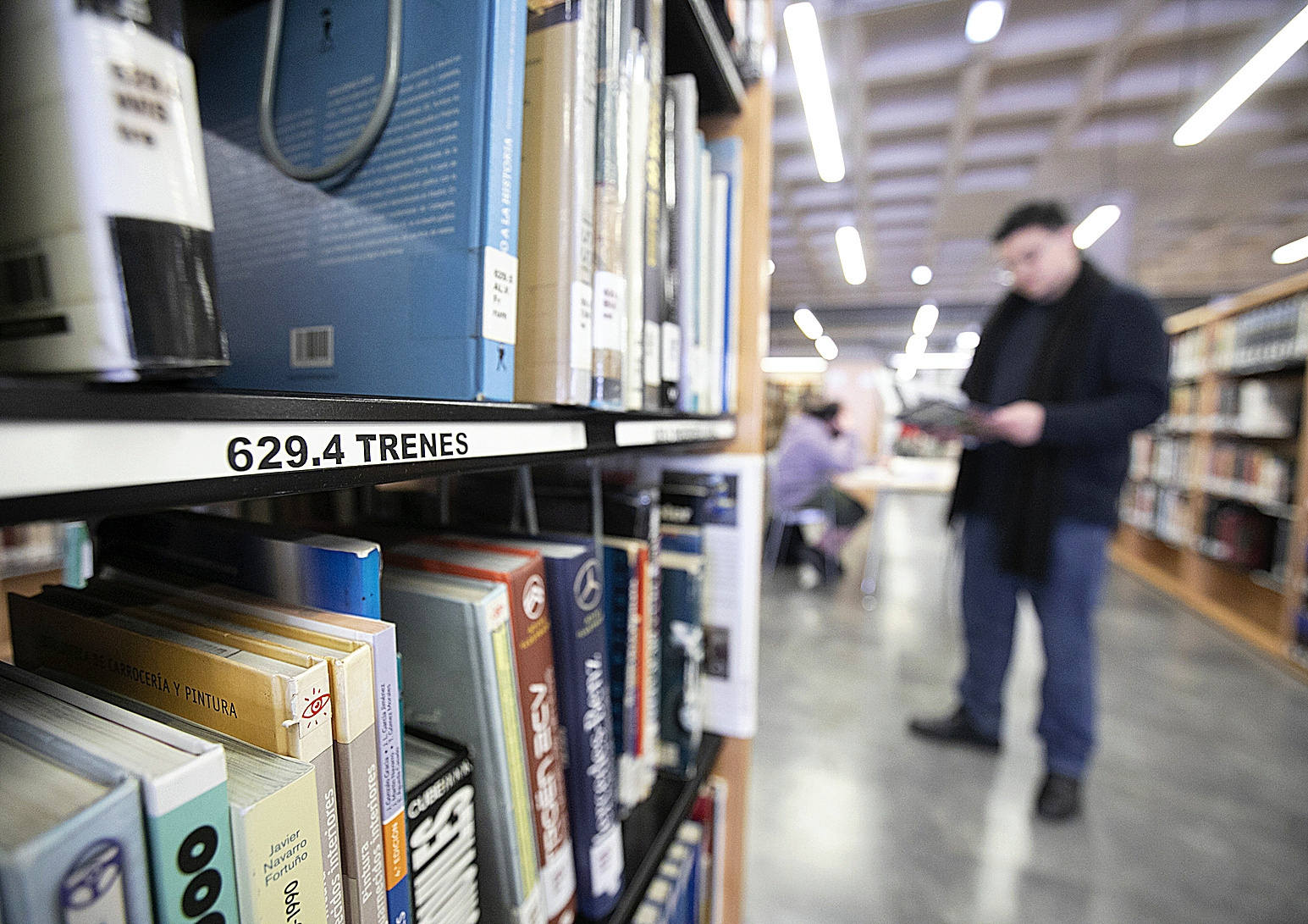 La sección sobre trenes en la Biblioteca Ramón Pérez de Ayala en Oviedo, donde habría acudido la amiga de Ábalos y Koldo García.
