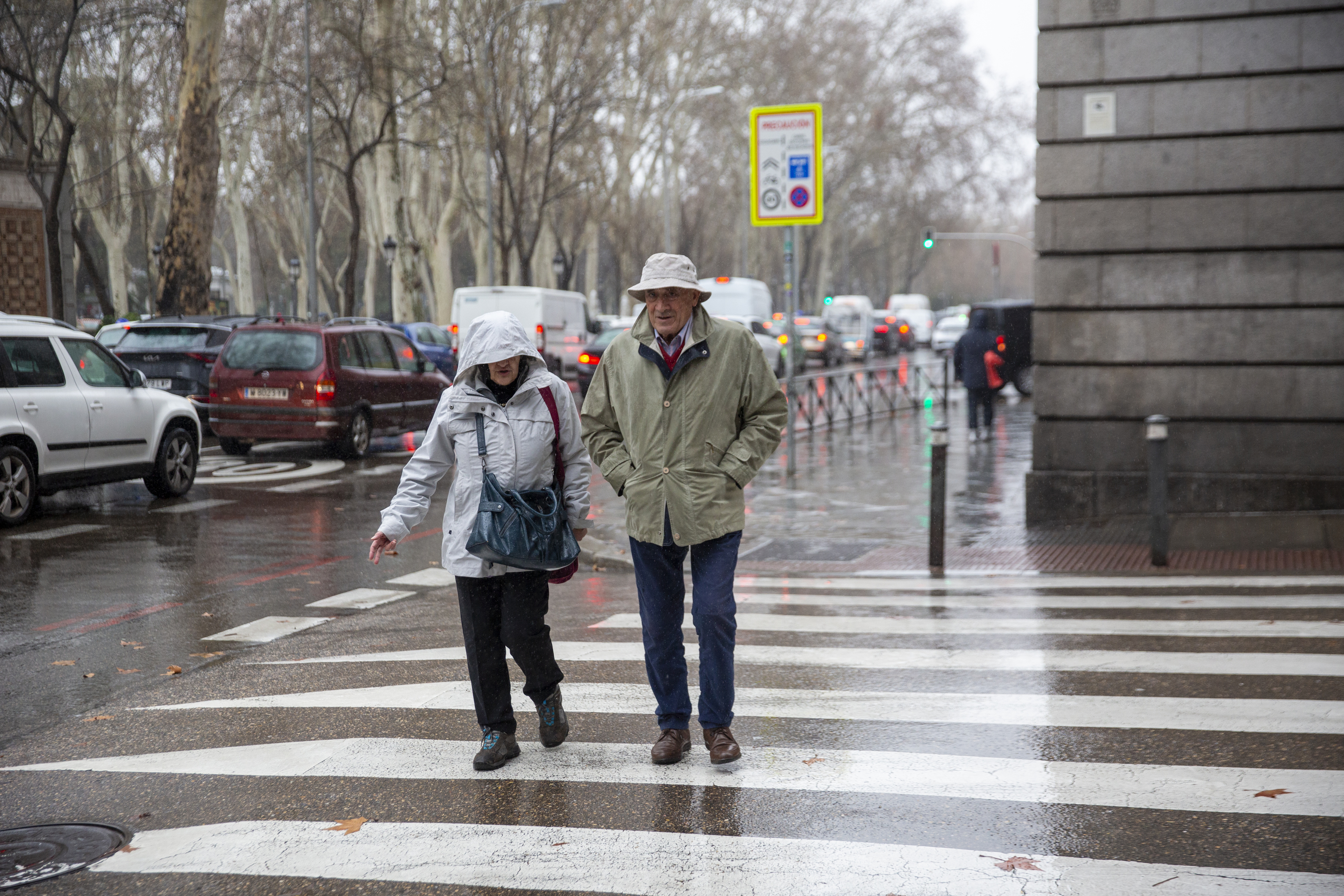 Las temperaturas vuelven a bajar este lunes y se mantienen activos avisos por lluvia y viento en diez comunidades