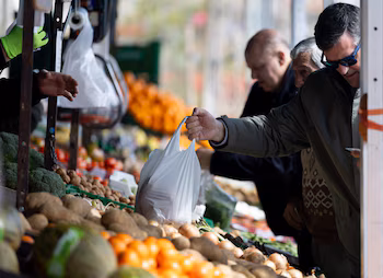 Ciudadanos compran en una frutería.