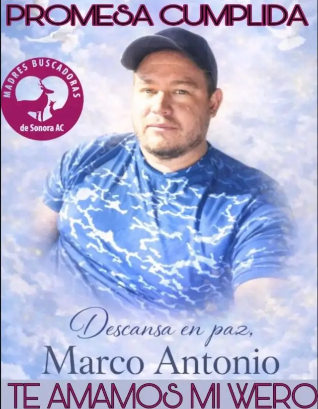 Afiche con una foto central donde se ve a un hombre con camiseta azul y una gorra. Se puede eller una leyenda: "Promesa cumplida. Descansa en paz, Marco Antonio. Te amamos, mi wero".
