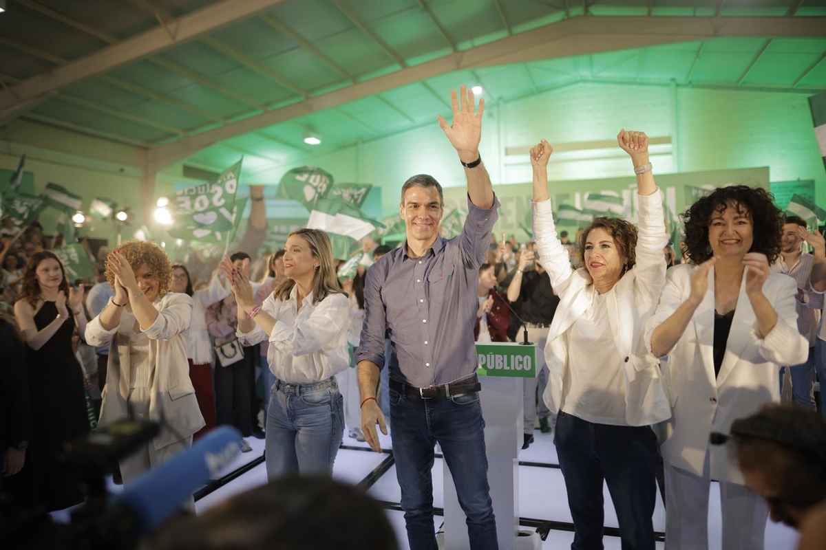 El secretario general del PSOE y presidente del Gobierno, Pedro Sánchez, y la candidata a la Presidencia de la Junta de Andalucía, María Jesús Montero. (Clara Carrasco/Europa Press)
