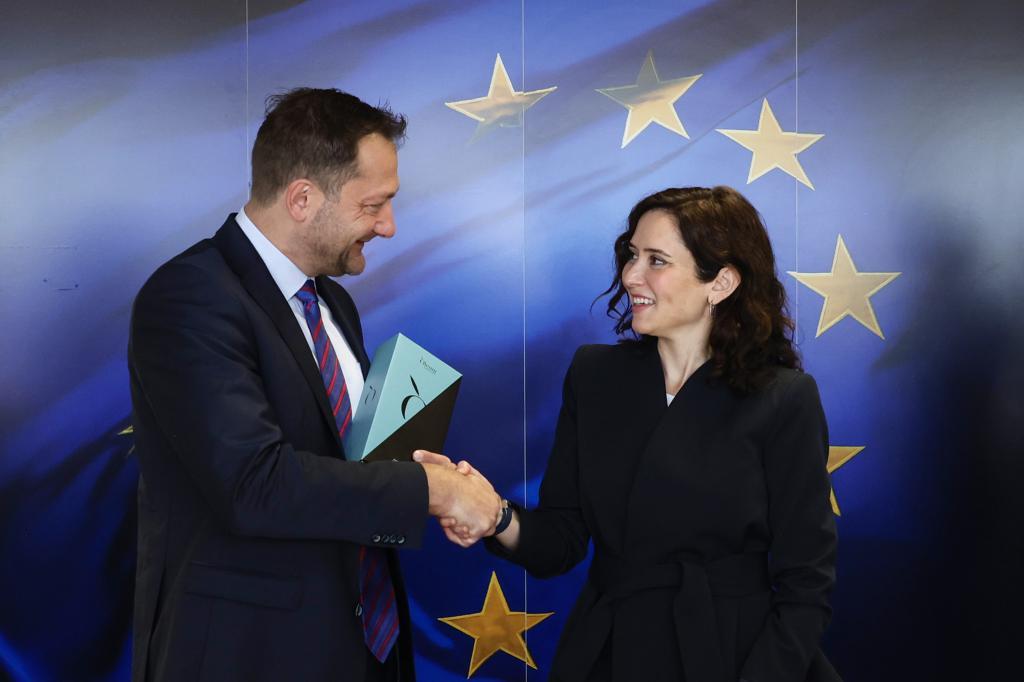 Isabel Díaz Ayuso saluda al comisario europeo de Agricultura y Alimentación, Christophe Hansen, antes de su encuentro, este viernes, en Bruselas.