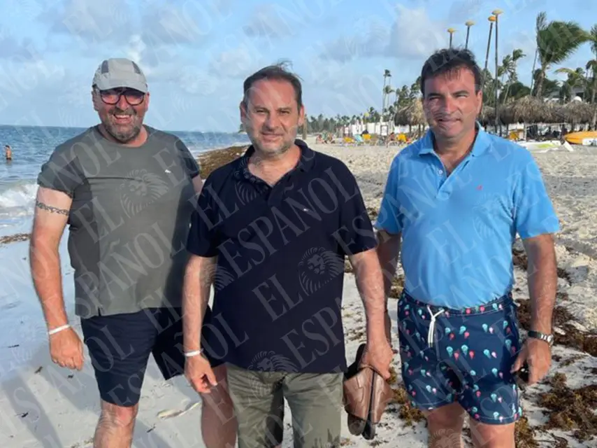 Koldo García, José Luis Ábalos y el Dr. Palomo, en una playa de Punta Cana.