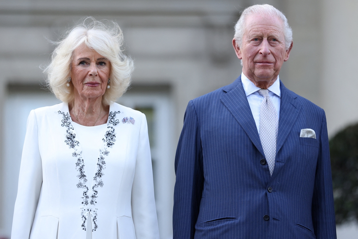 Los reyes carlos y Camila visitan la embada británica de Washington. (Ian Vogler/Pool via REUTERS)