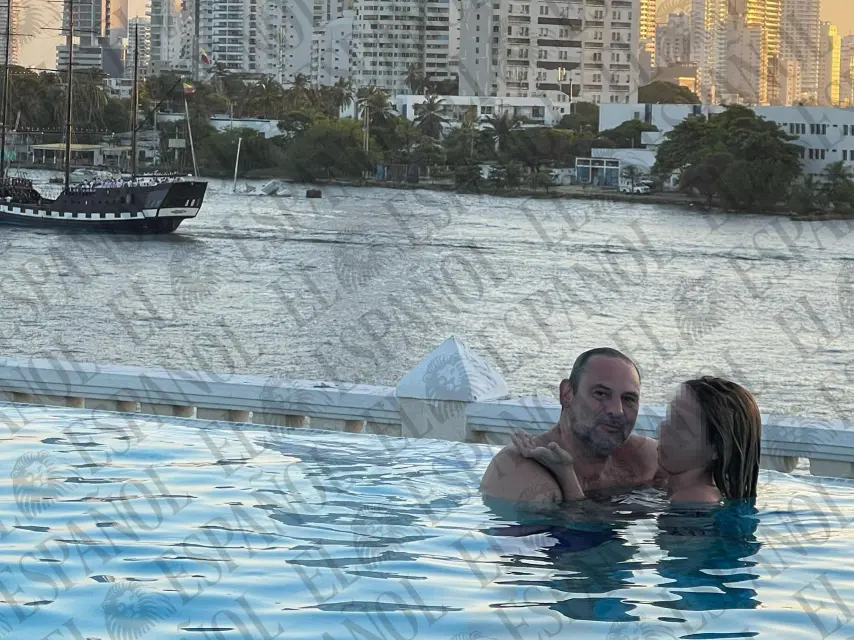 José Luis Ábalos y Andrea de la Torre, en la piscina de su hotel.