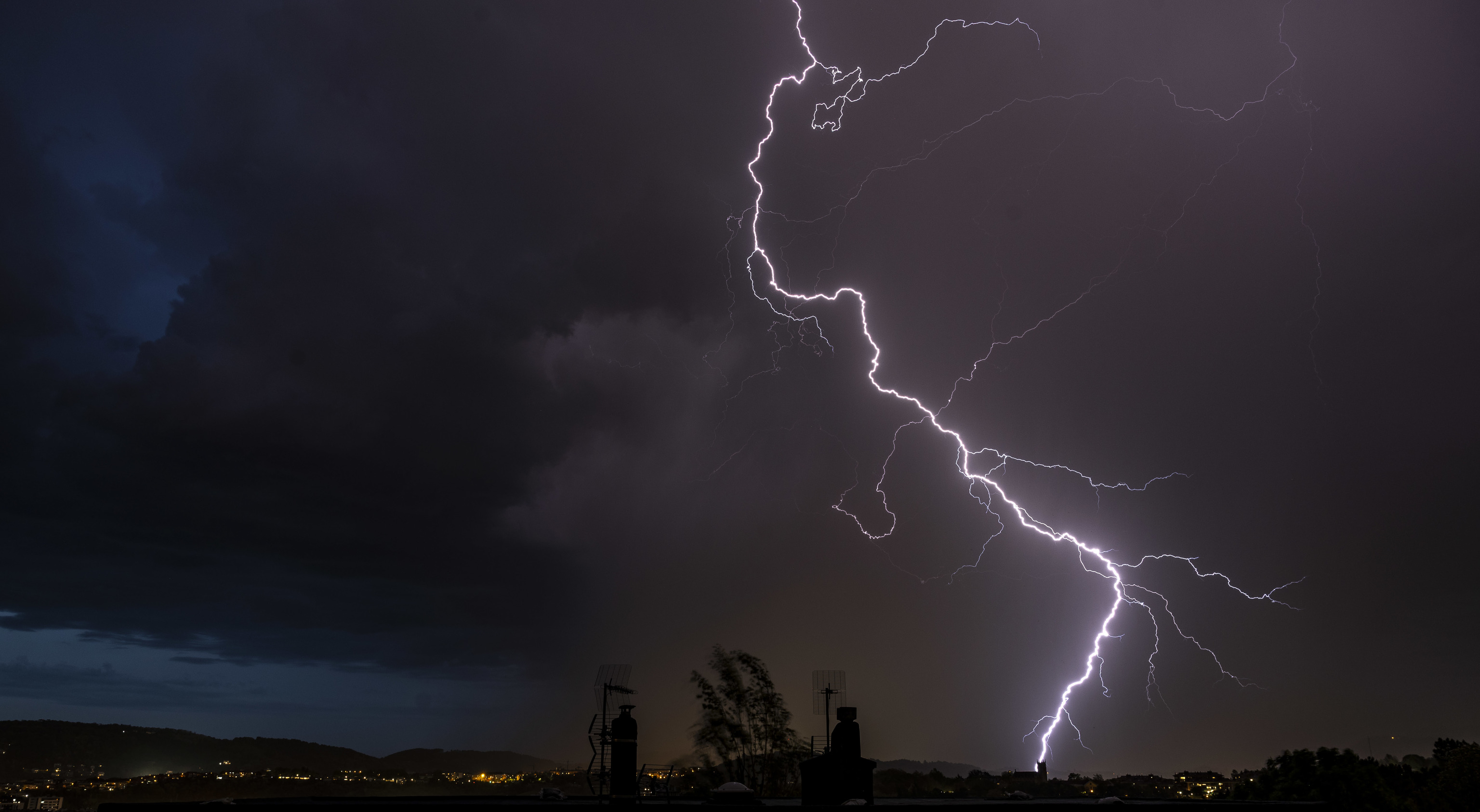 Un rayo cae sobre San Sebastián durante una tormenta.