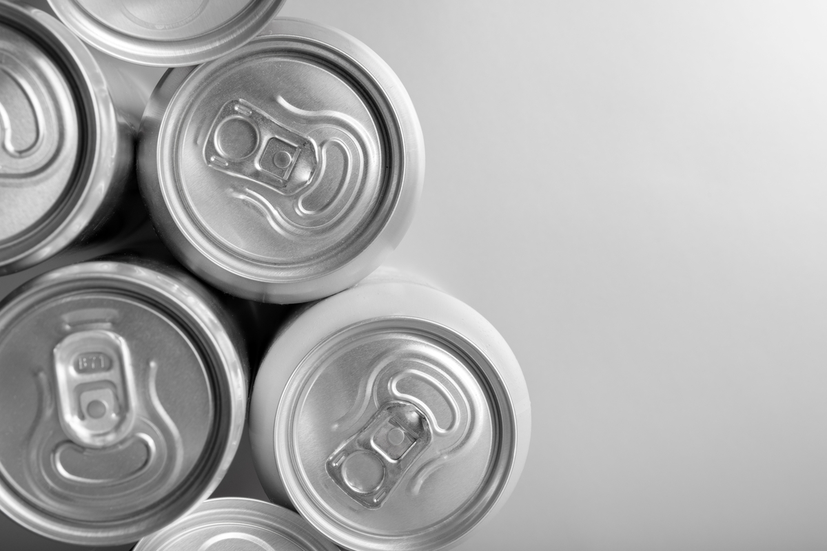 Latas de refresco (Freepik)