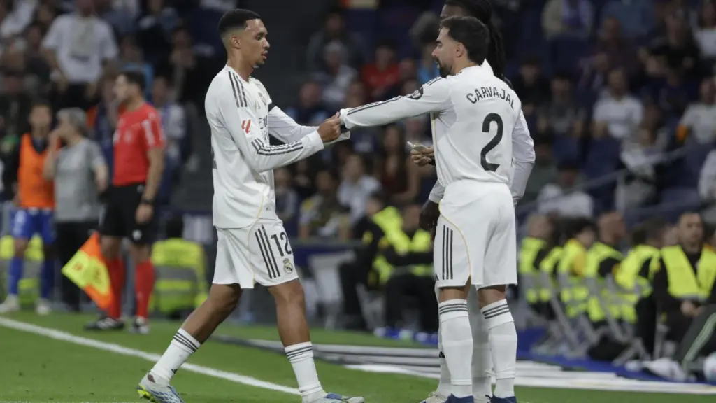 Dani Carvajal recibe el brazalete de capitán de manos de Trent Alexander-Arnold antes de saltar al campo