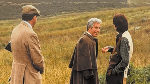 Jeffrey Epstein, vestido con lo que parece ser una capa de lana marrón, se gira hacia una mujer de pelo castaño corto que se parece a Ghislaine Maxwell, mientras otrro hombre está cerca. La imagen fue tomada en las Tierras Altas escocesas.