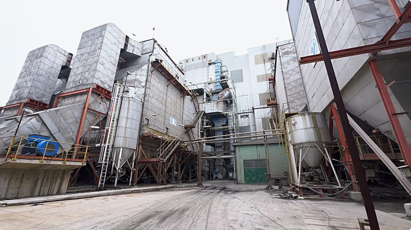 Prcanović is horrified: “They are emitting about 70.000 tonnes of sulphur dioxide per year." 