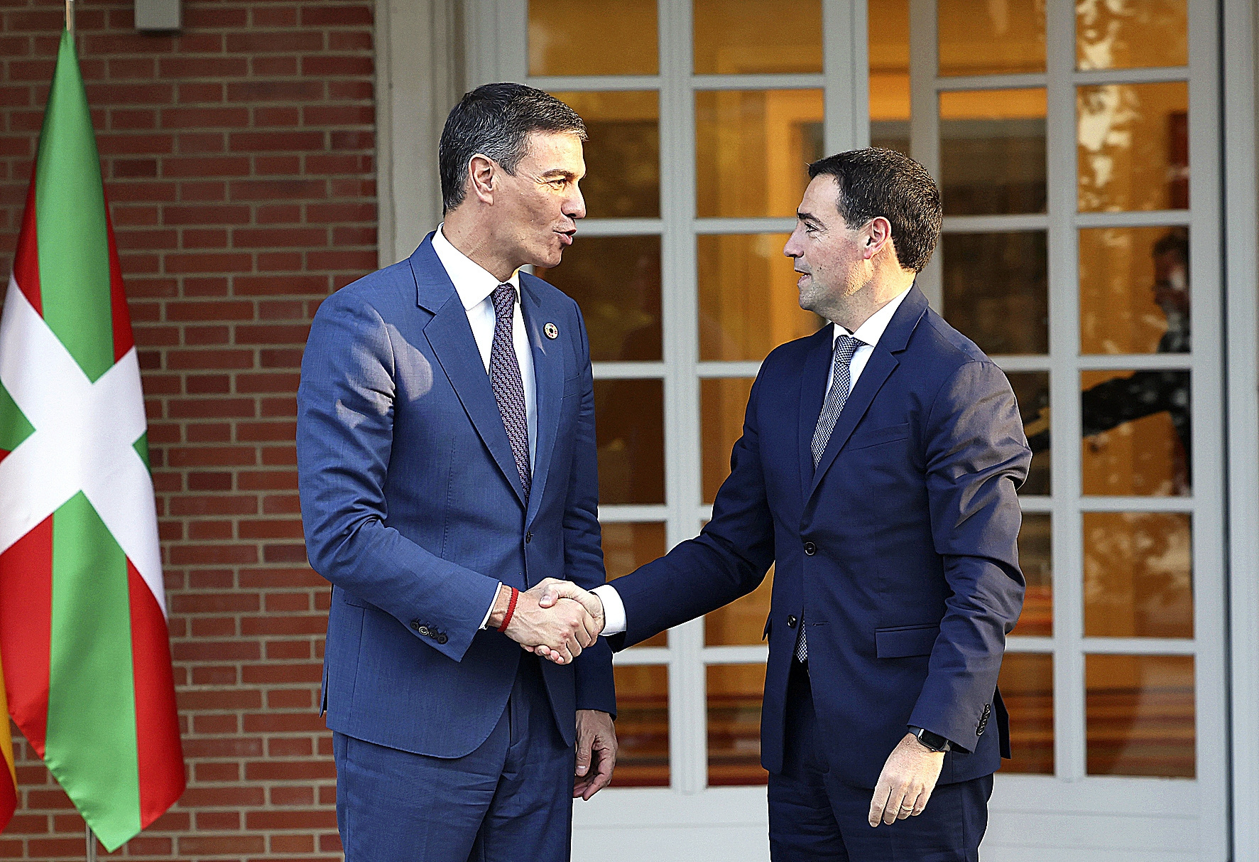 Pedro Sánchez en Moncloa con el 'lehendakari' Imanol Pradales.