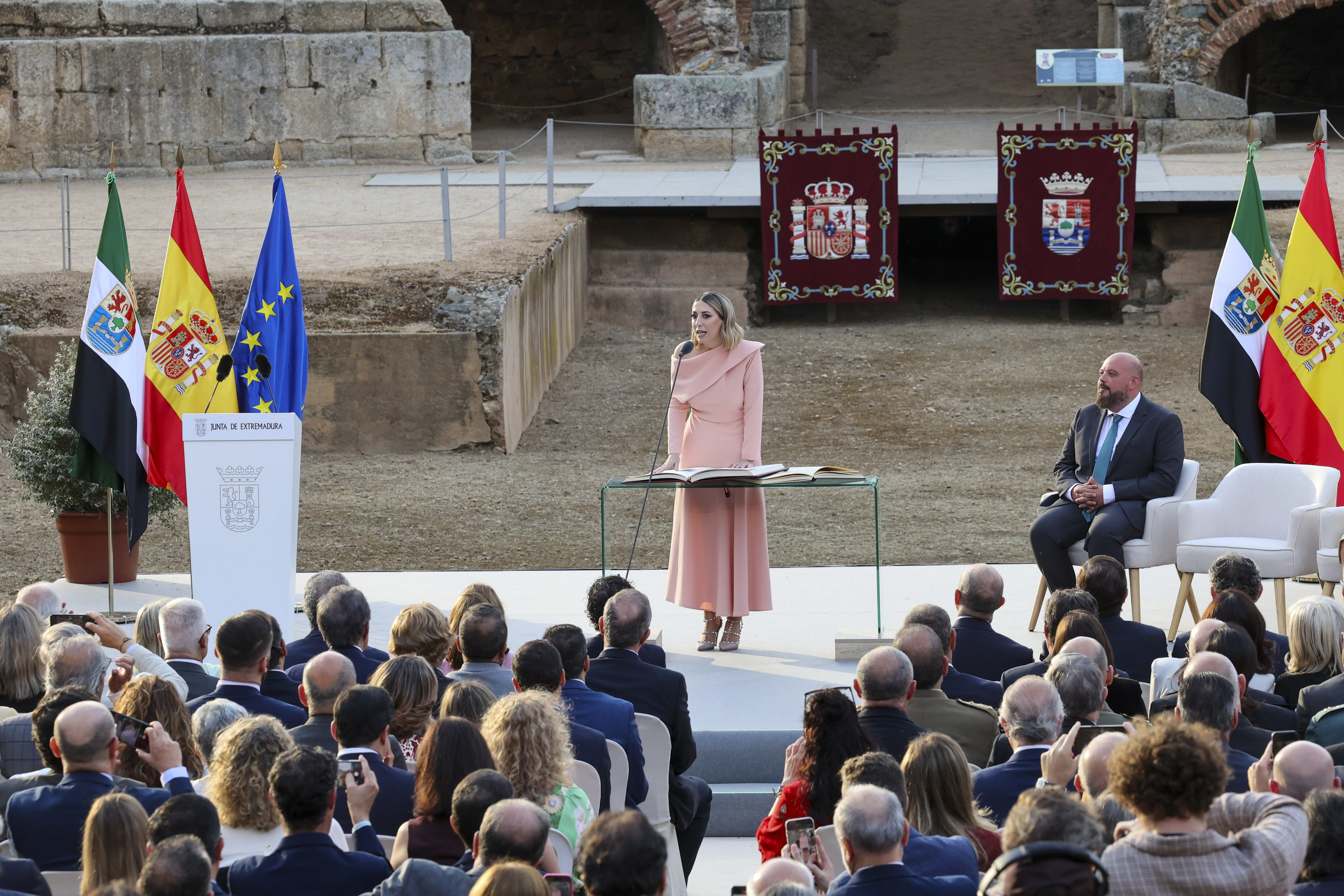 María Guardiola toma posesión como presidenta de la Junta de Extremadura en el Anfiteatro Romano de Mérida