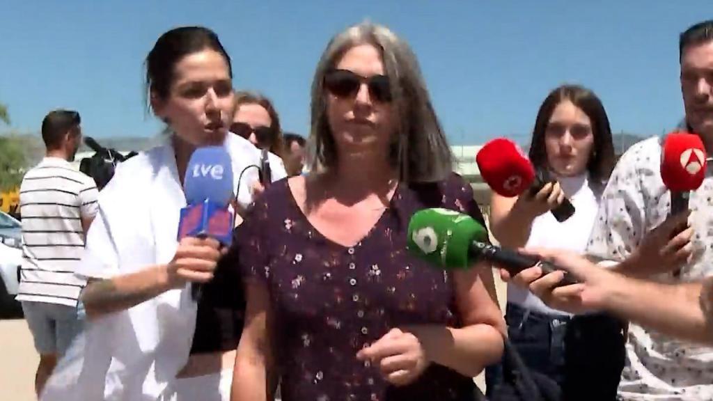 Francisca Muñoz, en julio de 2025, durante una de las visitas a Santos Cerdán cuando estaba preso en Soto del Real.