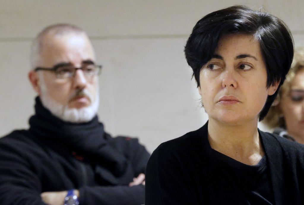 Alfonso Basterra y su mujer, Rosario Porto, en 2015, durante el juicio en Audiencia Provincial de A Coruña por el crimen de su hija Asunta.