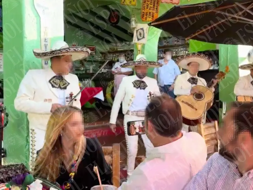 José Luis Ábalos graba con su móvil a Andrea de la Torre durante la actuación de un grupo de mariachis.